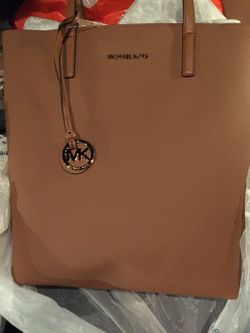 NEW MICHAEL KORS BAG WITH MATCHING WRISTLET