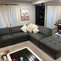 Grey Microfiber Fabric 5-Piece Sectional Couch Is in great pre-owned condition 