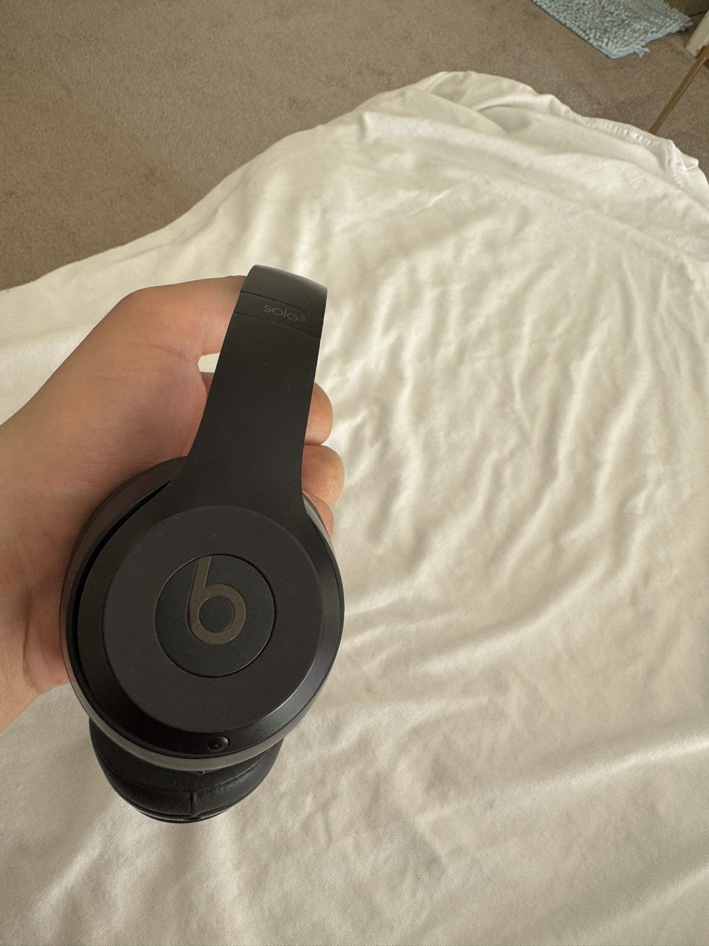 Beats Solo3 MNEN2LL/A Wireless On Ear Headphones in Gloss Black