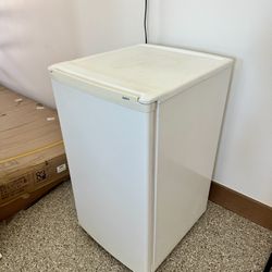 Sanyo 33 inches Mini Fridge with Freezer