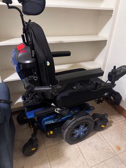 Power chair The Quantum Edge 3 (and its narrower counterpart, the Edge 3 Stretto®) is a high-performance mid-wheel drive complex rehab power wheelchai