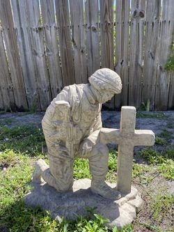 Garden / Patio /  Memorial Soldier kneeling at Cross statue
