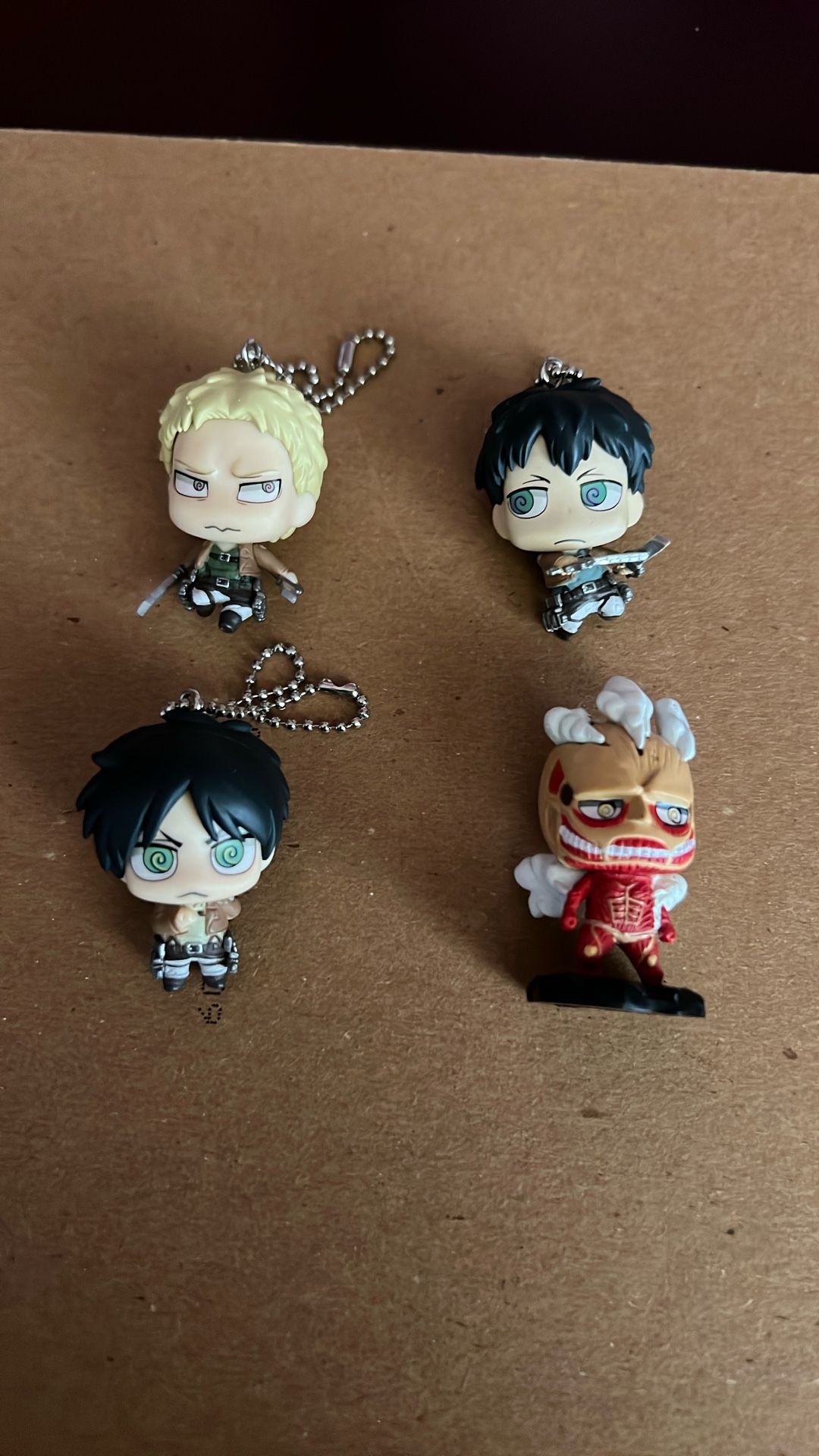 Attack On Titan Keychains + Mini Figurine 