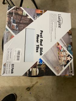 32 Pack Peel and Stick Floor Tiles – New