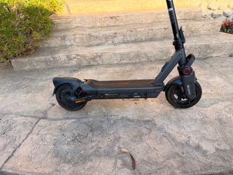 2025 Black Segway NineBot Max G3 Elect Scooter/1,180 miles Bounded 