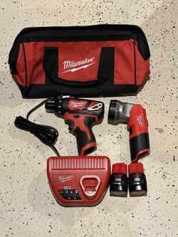 🔴 MILWAUKEE M12 SCREWDRIVER / WORK LIGHT / CHARGER / 2 BATTERY’S 🔴