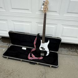 Beautiful 😻 Electric Bass Guitar Fender. 