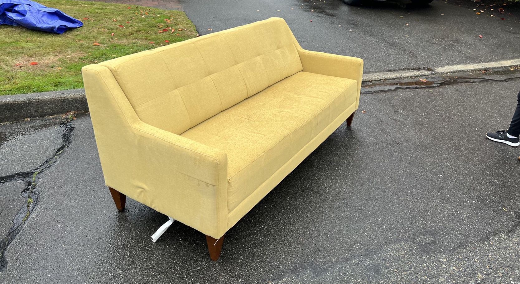 Yellow Modern Comfy Couch for Sale in Lynnwood, WA OfferUp