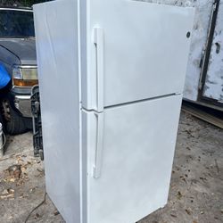 Refrigerador ancho GE 21.9 Cu. Ft. Wide Refrigerator