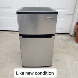 Mini Refrigerator With Freezer - Like New Condition 
