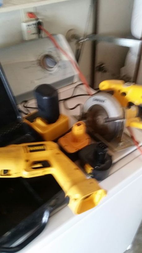 DEWALT SKILSAW AND DRILL SET