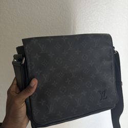 Louis Vuitton District PM 