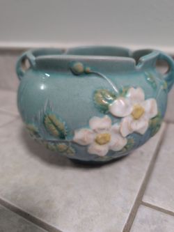 Gorgeous Roseville vintage vase from the 1940s