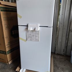 GE 16.6 cu ft Top Freezer Refrigerator (White) Energy Star