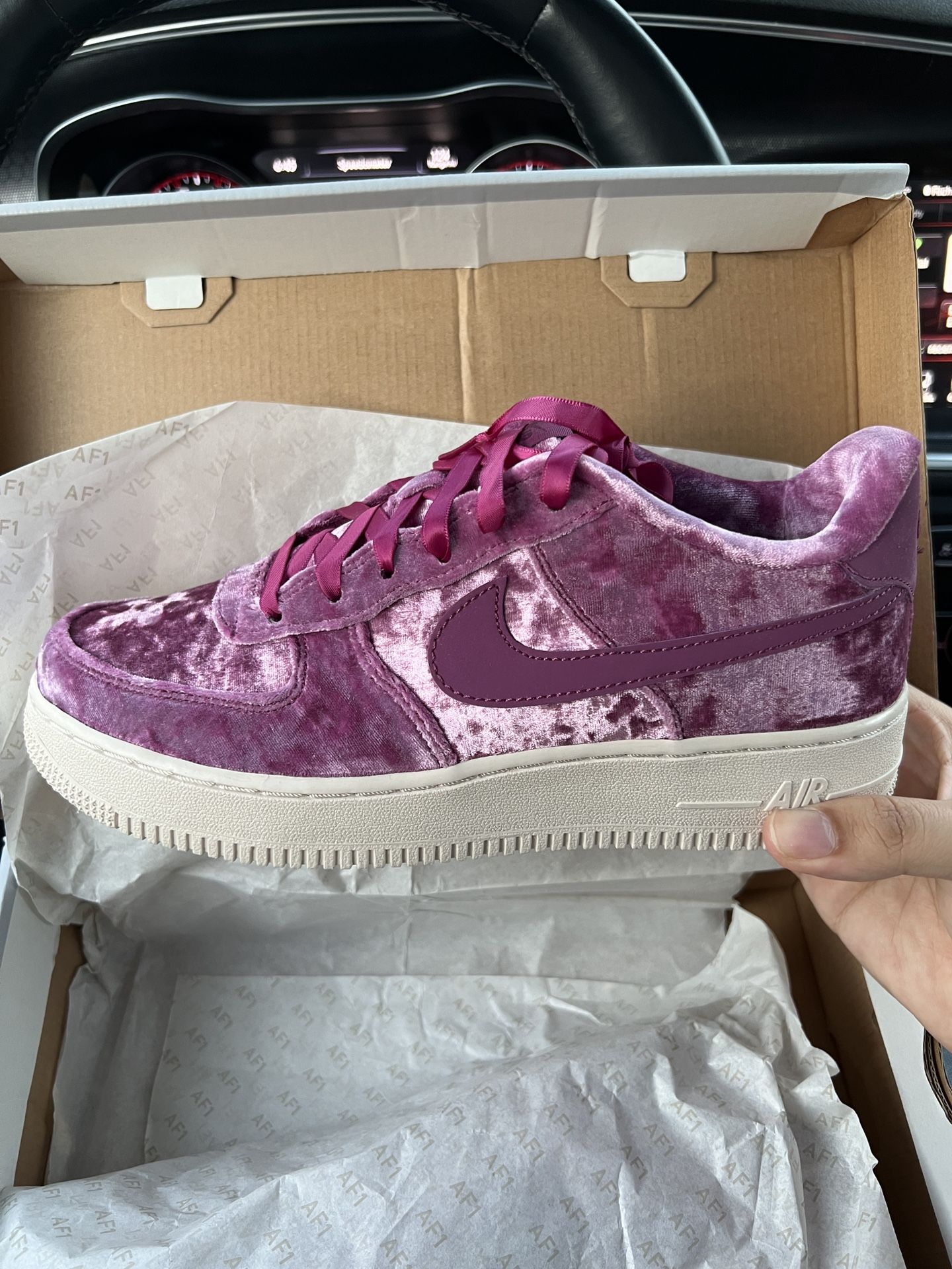 Womens Air Force 1 Size 7 (New)