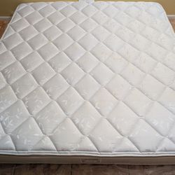 North American B,edding Ki,ng mat,tress 11 inch, Pillow top.