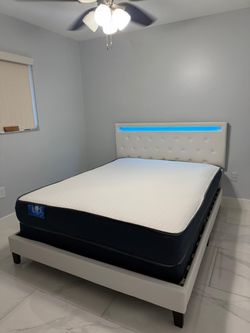 Vendo camas Queen con el colchón incluído