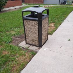 Rubber Made 50 Gallon Trash Can With Ashtray 