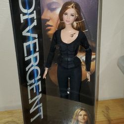 Divergent Movie Tris Black Label Doll By Mattel! 2014! Excellent Condition!