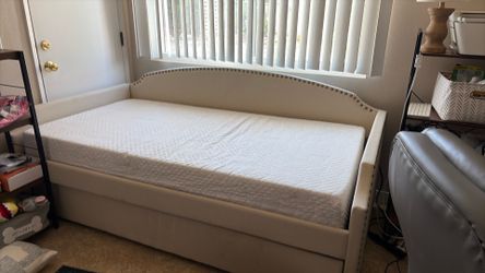 Upholstered Daybed with trundle