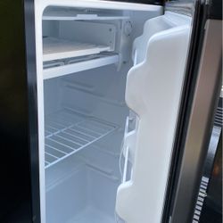 Danby Fridge And Frezzer Small 200