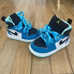 Air Jordan 1 Mid Toddler Shoe Size 4