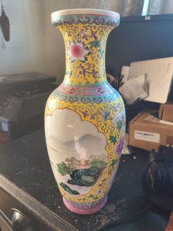 Asian vase beautiful and very detailed