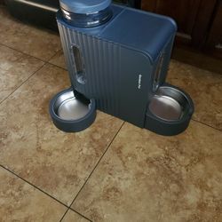 Pet Food And Water Despenser 
