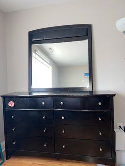 Move out sell. Dresser with mirror