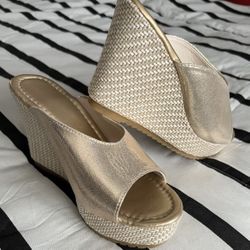 🍀NEW Sz 7 Gold Wedge Hills $14 🎈