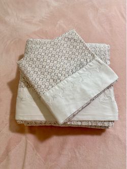 La Jolie Muse Organic Cotton King Sheet Set – Neutral Floral Pattern – Excellent Condition