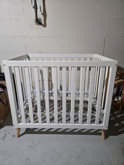 Delta Essex mini baby crib, white
