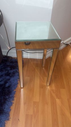 Small mirror in tables please read description