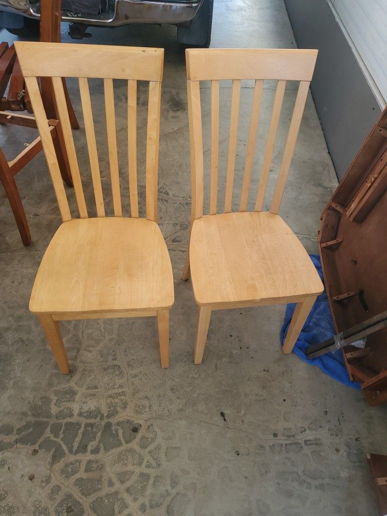 Se Vende Par De Sillas Resistentes Normales 18 Pulgadas De altura $ 12 Dls El Par