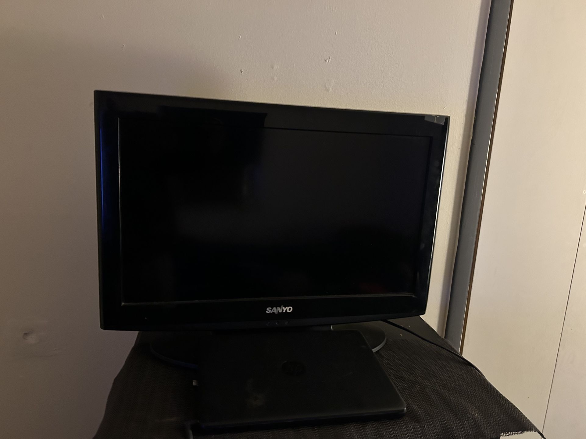 Small Sanyo Flatscreen And Hp Laptop