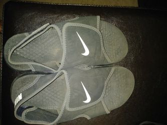 Kids Nike sandals. Size 5 great shape. Like new. Only worn a few times. Dusty from sitting.