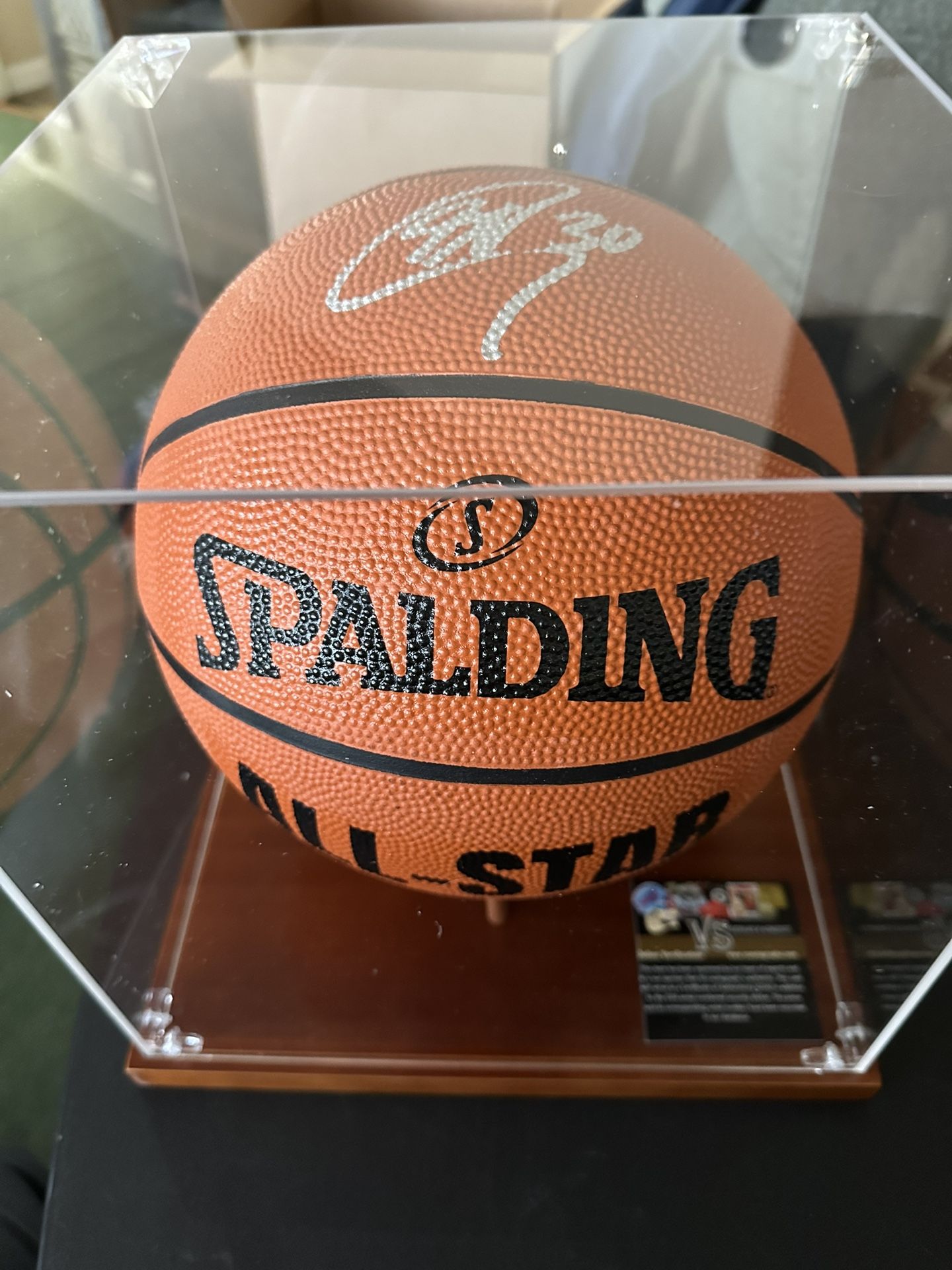 STEPH CURRY SIGNED BASKETBALL IN DISPLAY CASE - WARRIORS - AUTOGRAPHED W/COA 613