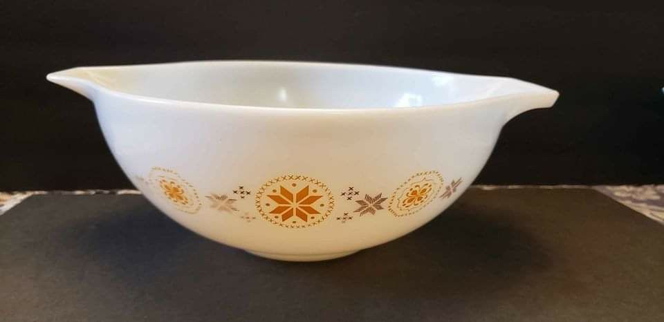 Vintage TOWN AND COUNTRY Pyrex Cinderella Bowl - large 4 Qt