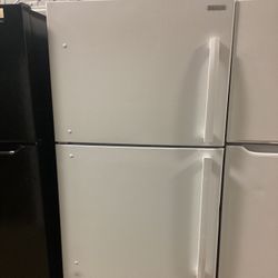 Insignia 18 cu.ft. Top Freezer Refrigerator 