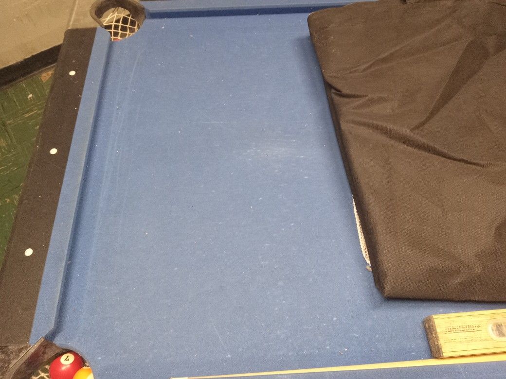 POOL TABLE 