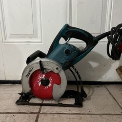 Makita saw, 7 1/4", 120 volt, 15 A, Good condition, Work perfectly 