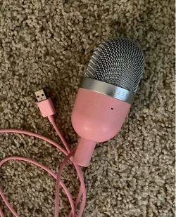 Razer seiren mic in Quartz Pink