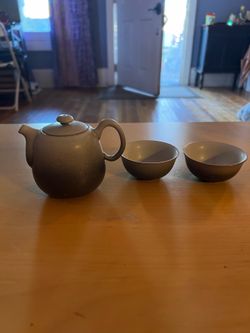 Excellent quality small teapot and pair of cups