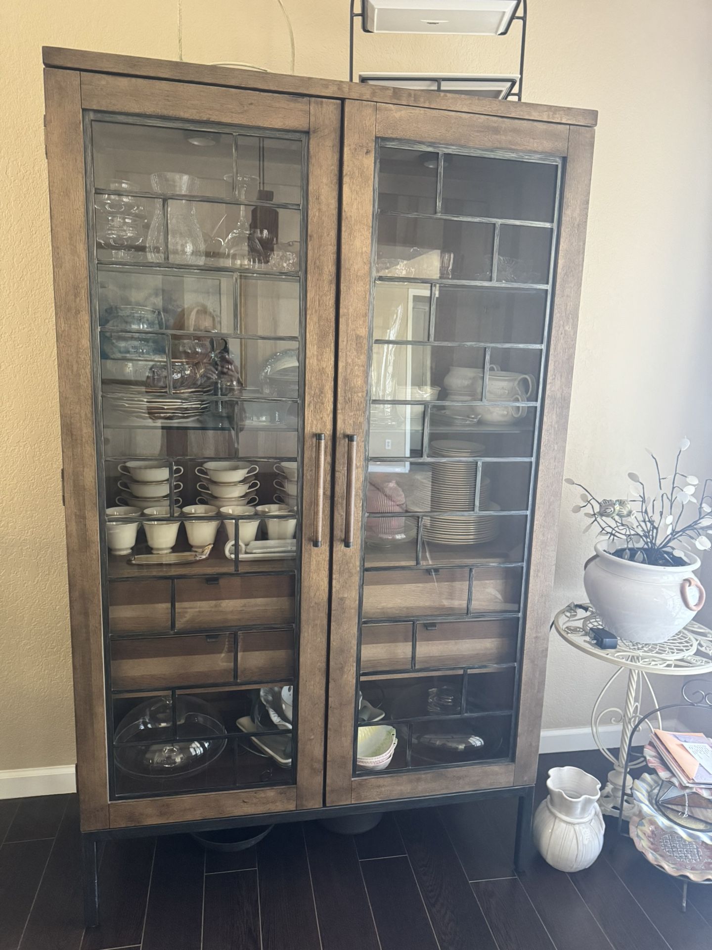 China cabinet with inside lighting