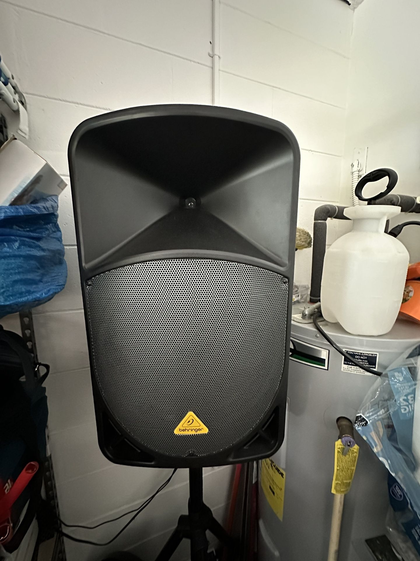 2 Behringer Eurolive B115D 1000W 15 inch Powered Speaker