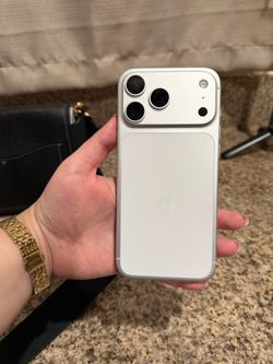iPhone 17 pro max 256 white