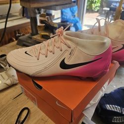 women's new nike soccer shoes size 9.5