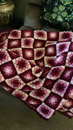 Handmade knitted blanket, burgundy tones, very large maybe for king size bed very heavy, very well-made and no r0. You can cover a whole sofa with it.
