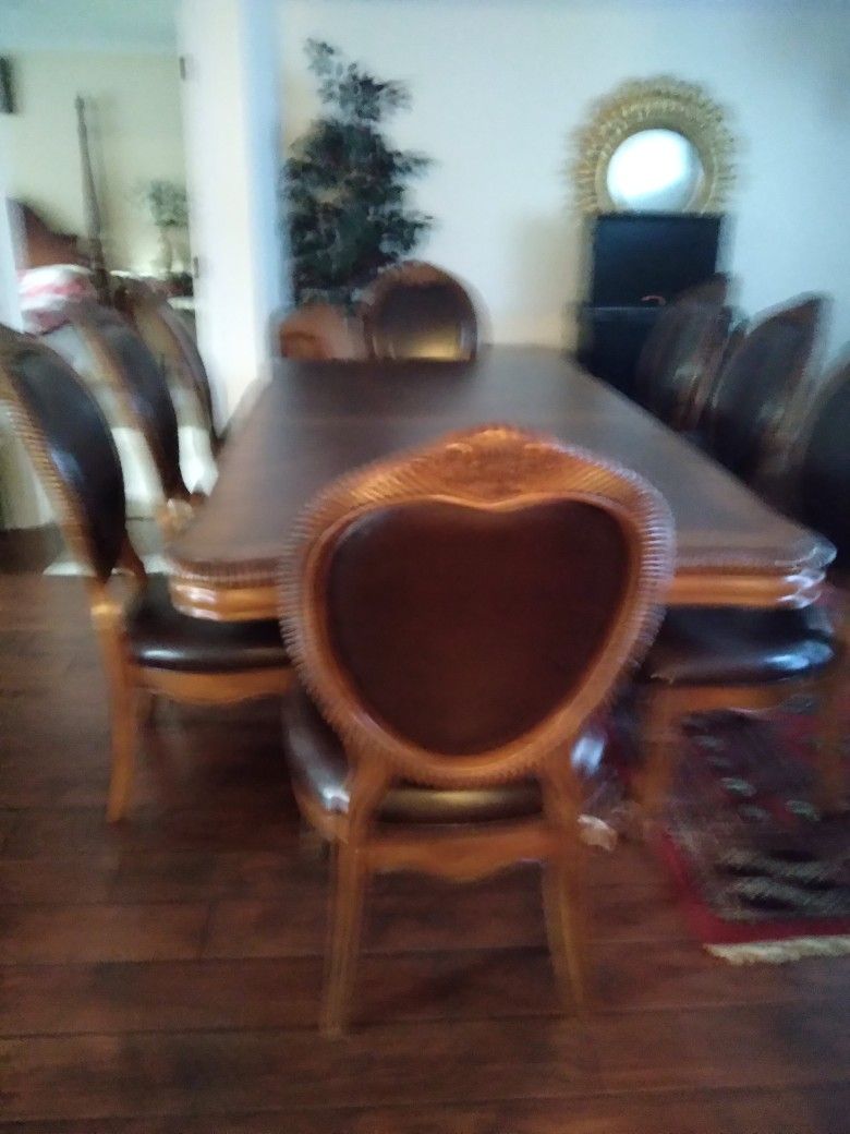 Large Dining Room Table With 8 Beautiful Soft Chairs