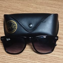 Ray-Ban Wayfarer Sunglasses with Case